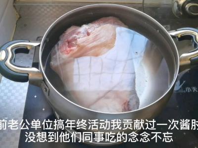 顏色紅亮，軟爛入味的醬肘子來(lái)啦的做法-家常味鹵菜譜