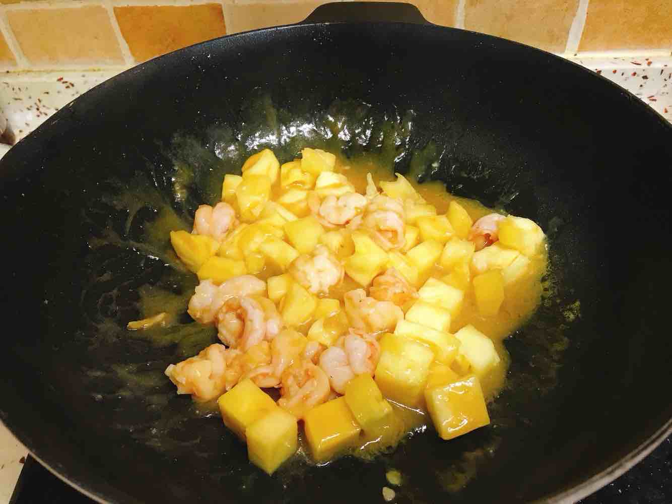 酸甜開胃的菠蘿蝦球～的做法-酸甜味炒菜譜