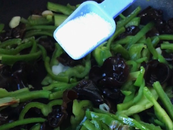 脆爽清口，營養(yǎng)下飯的青椒木耳炒雞蛋的做法-家常味炒菜譜