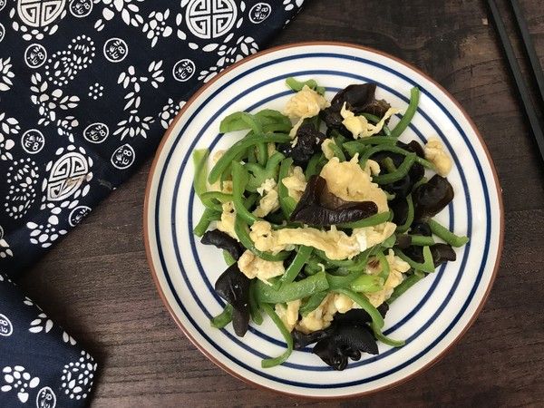 脆爽清口，營養(yǎng)下飯的青椒木耳炒雞蛋的做法-家常味炒菜譜