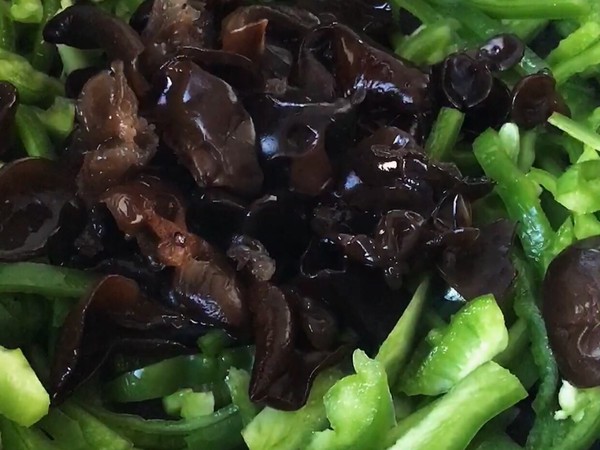 脆爽清口，營養(yǎng)下飯的青椒木耳炒雞蛋的做法-家常味炒菜譜