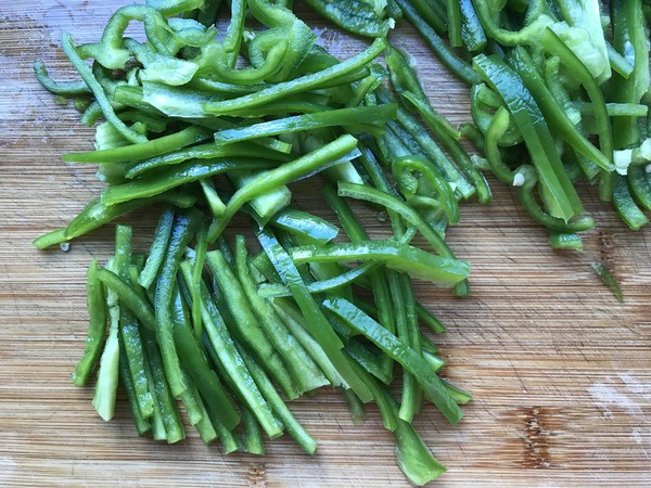 脆爽清口，營養(yǎng)下飯的青椒木耳炒雞蛋的做法-家常味炒菜譜