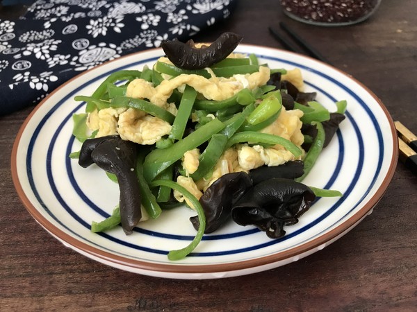 脆爽清口，營養(yǎng)下飯的青椒木耳炒雞蛋的做法-家常味炒菜譜