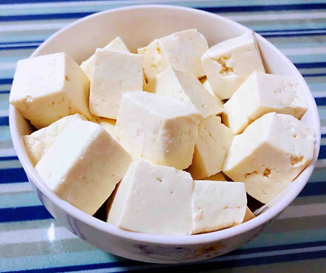 鵪鶉蛋豆腐燉黑魚的做法-咸鮮味燉菜譜-易網(wǎng)健康養(yǎng)生網(wǎng) 鵪鶉蛋豆腐燉黑魚的做法-咸鮮味燉菜譜