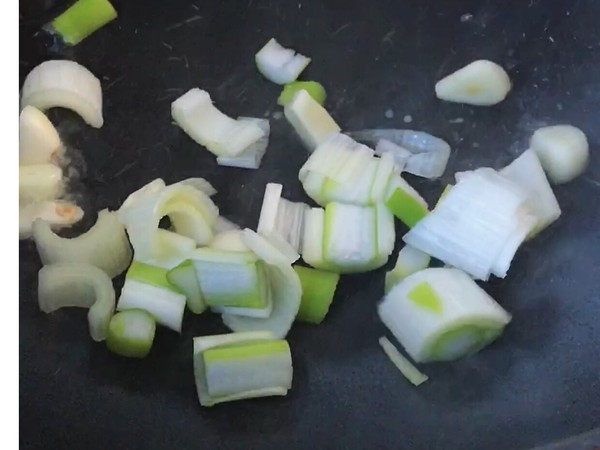 脆爽清口，營養(yǎng)下飯的青椒木耳炒雞蛋的做法-家常味炒菜譜