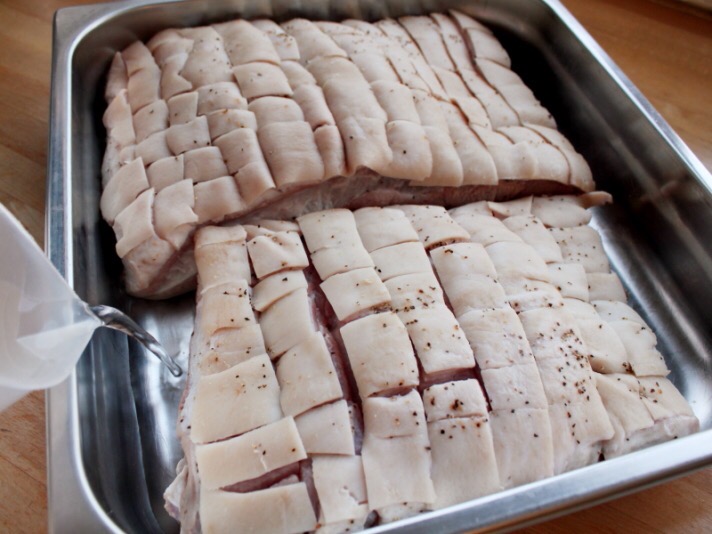 挪威圣誕大餐烤五花肉排骨 ribbe的做法-咸鮮味烤菜譜