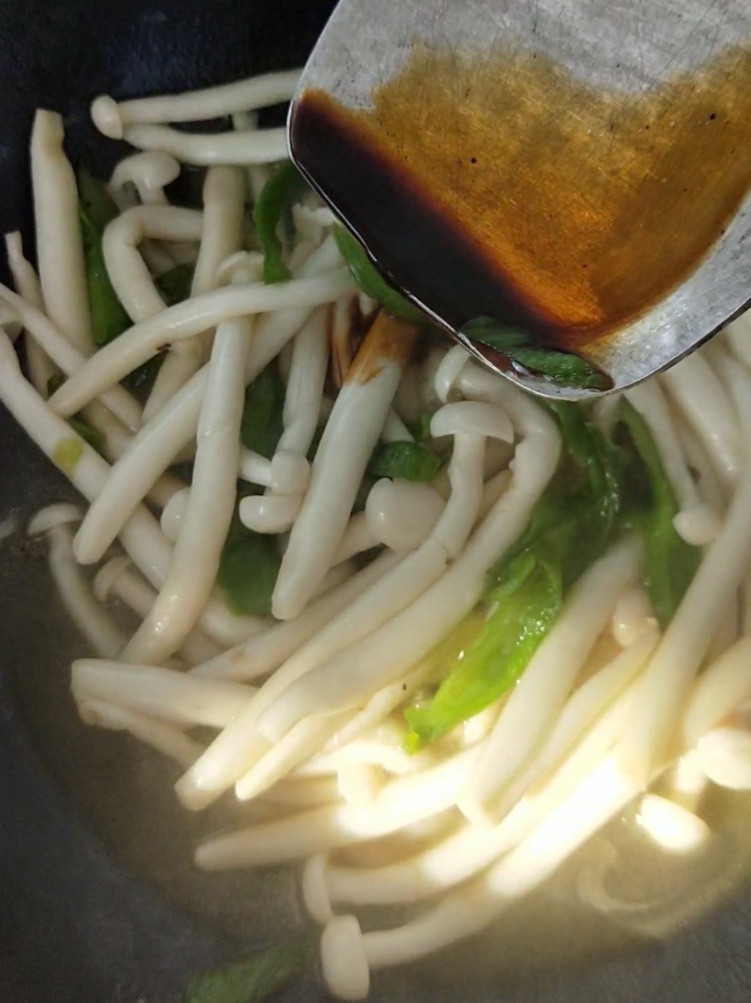 素炒海鮮菇的做法-家常味炒菜譜