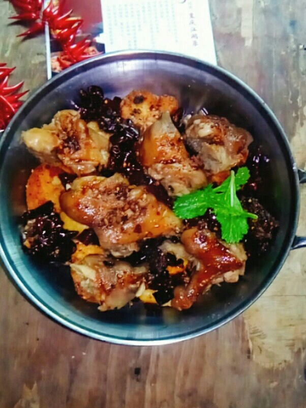 干鍋豬手的做法-香辣味煨菜譜