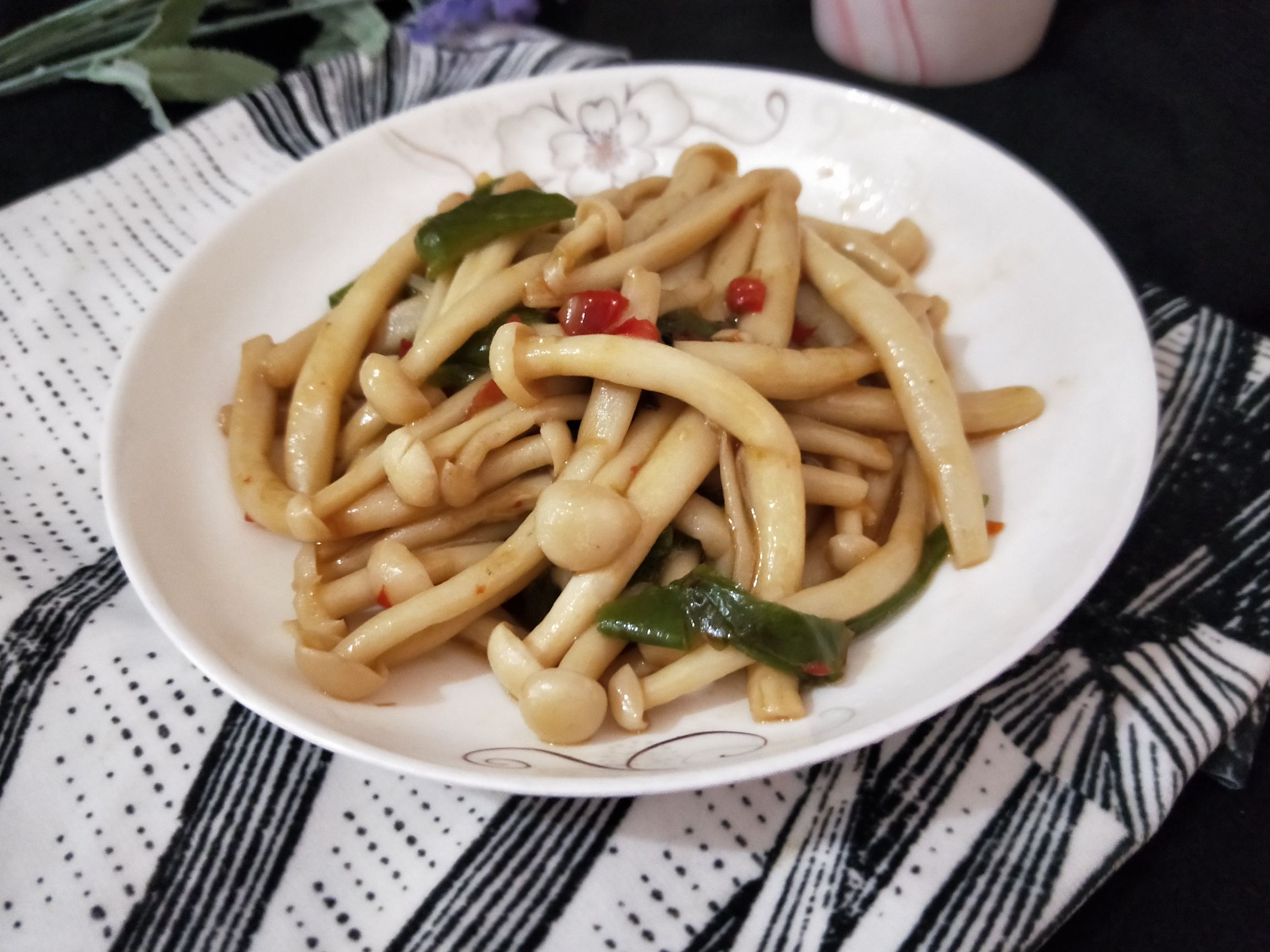 素炒海鮮菇的做法-家常味炒菜譜