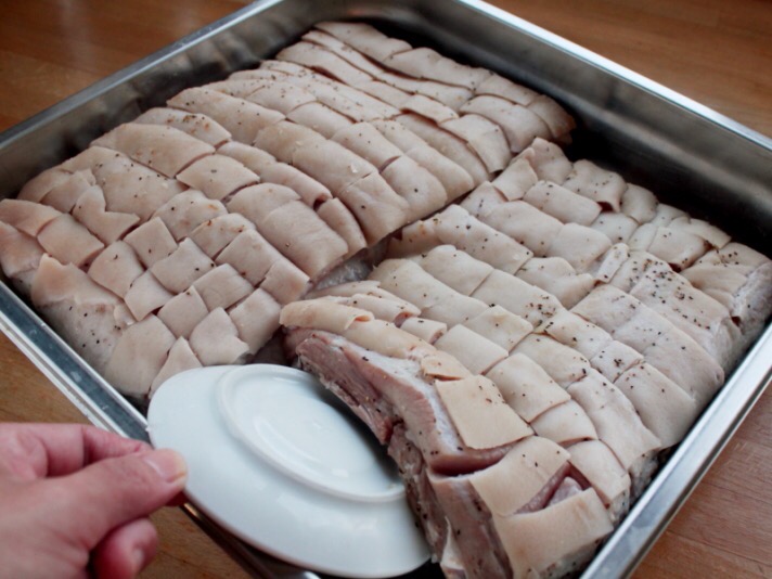 挪威圣誕大餐烤五花肉排骨 ribbe的做法-咸鮮味烤菜譜