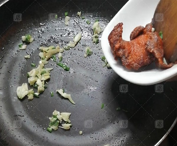 呷哺呷哺版干鍋麻辣藕片的做法-麻辣味干鍋菜譜