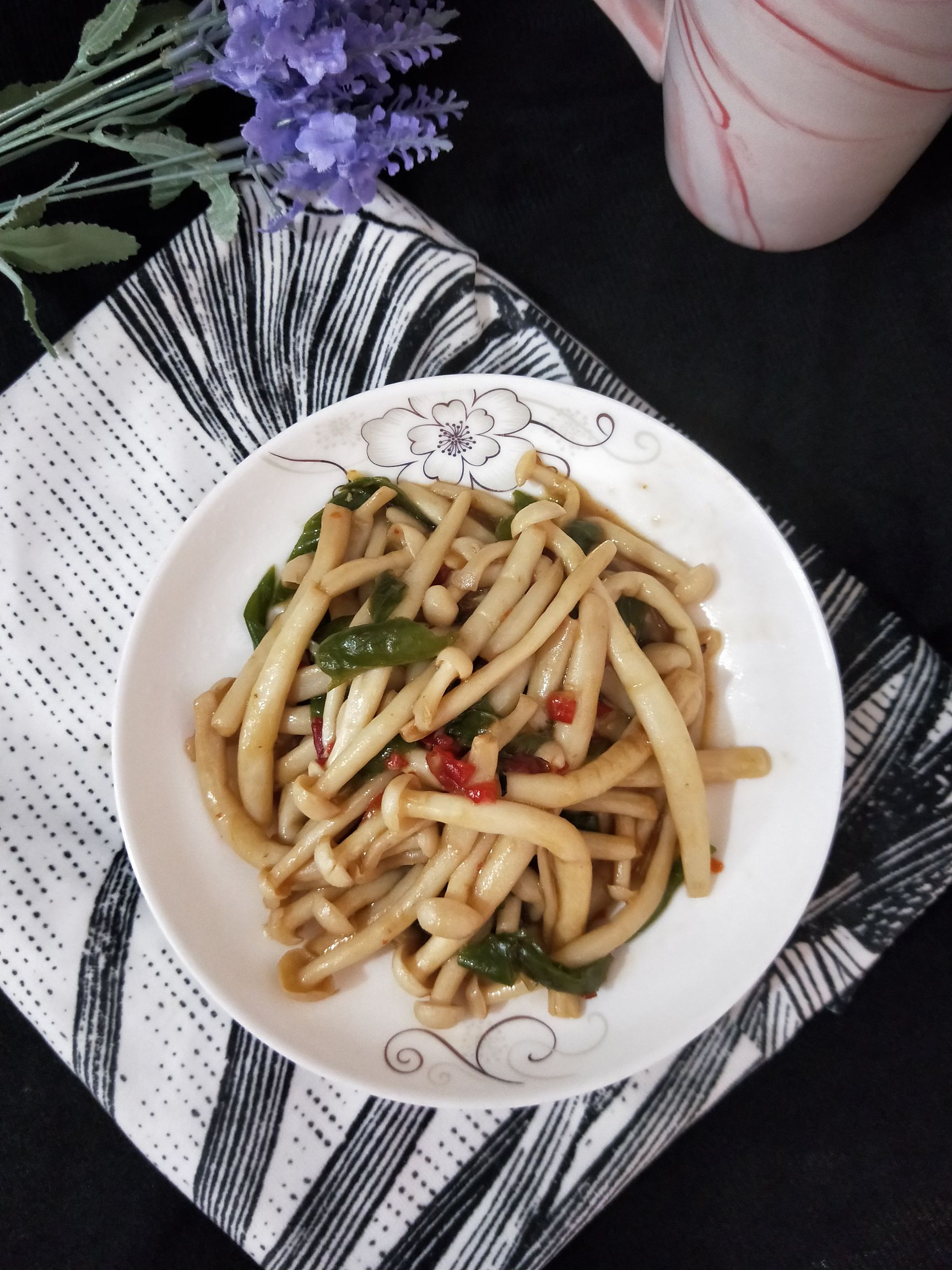 素炒海鮮菇的做法-家常味炒菜譜