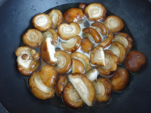 一口就讓食欲大開的香菇豬肉蒸餃的做法-咸鮮味蒸菜譜