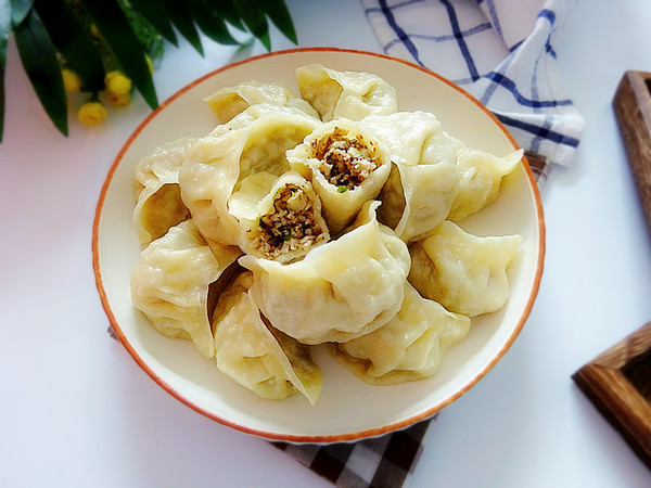 一口就讓食欲大開的香菇豬肉蒸餃的做法-咸鮮味蒸菜譜