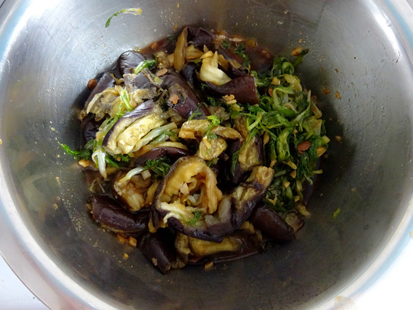 去火又瘦身的茄子拌苦菊的做法-咸鮮味拌菜譜