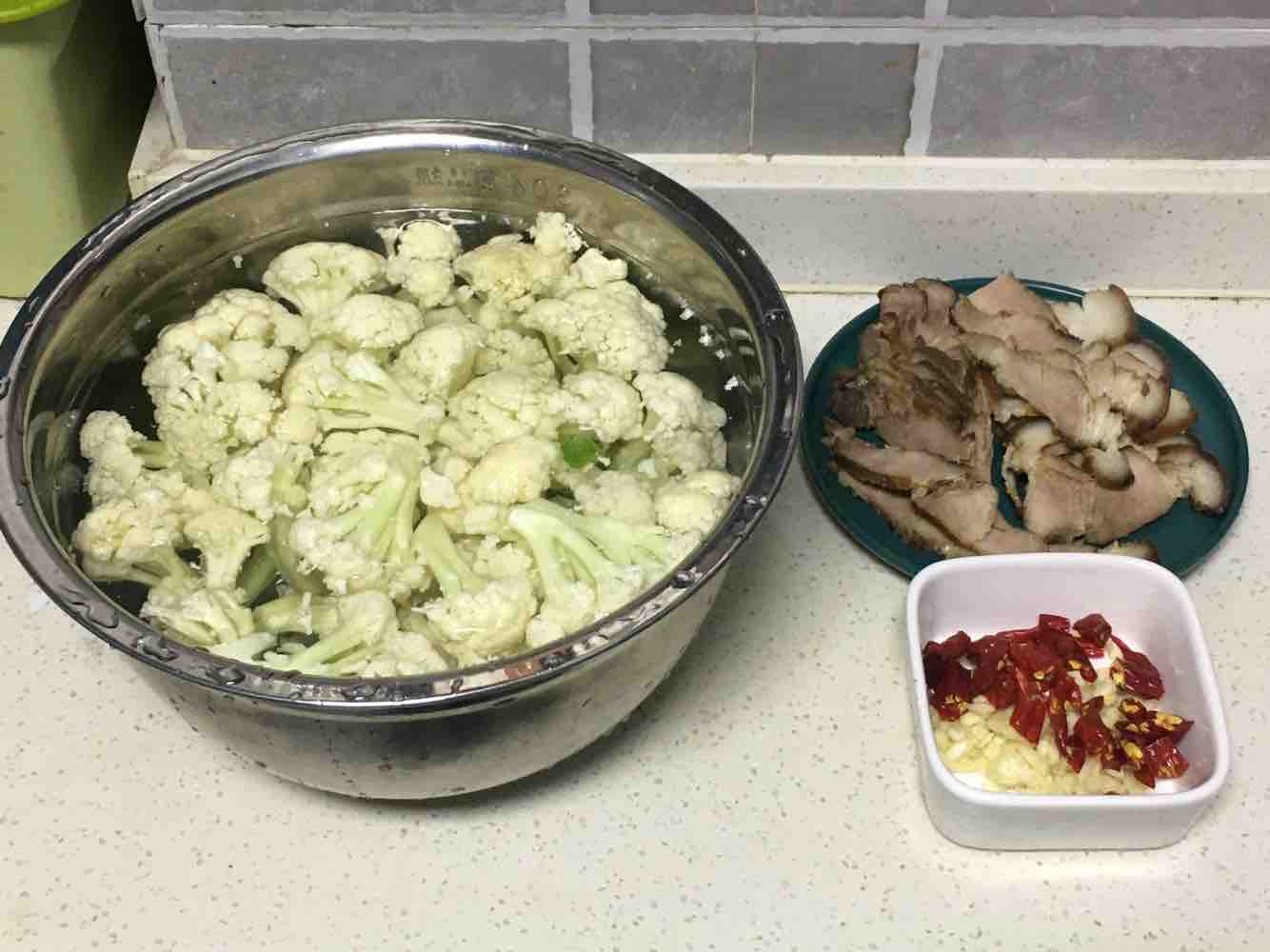 花菜炒臘肉的做法-家常味炒菜譜