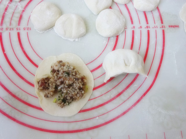 一口就讓食欲大開的香菇豬肉蒸餃的做法-咸鮮味蒸菜譜
