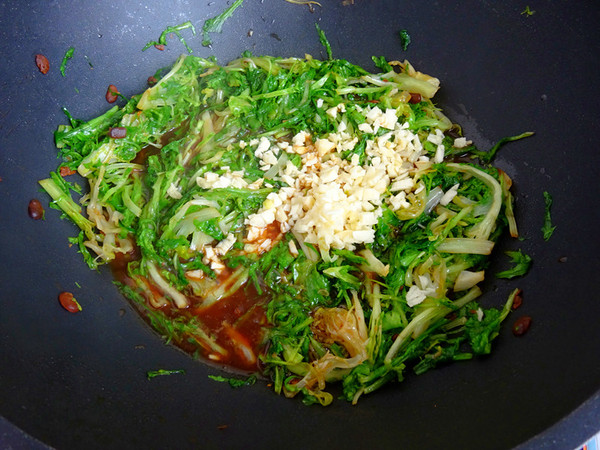 去火又瘦身的茄子拌苦菊的做法-咸鮮味拌菜譜