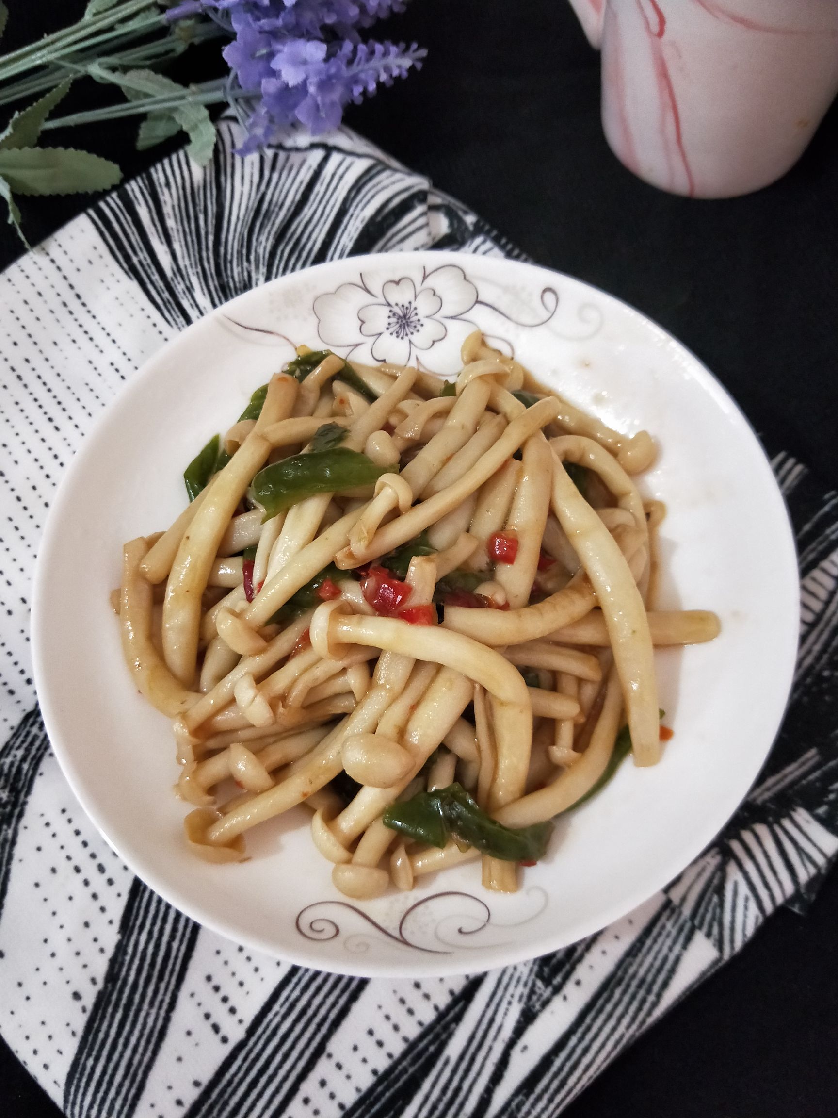 素炒海鮮菇的做法-家常味炒菜譜