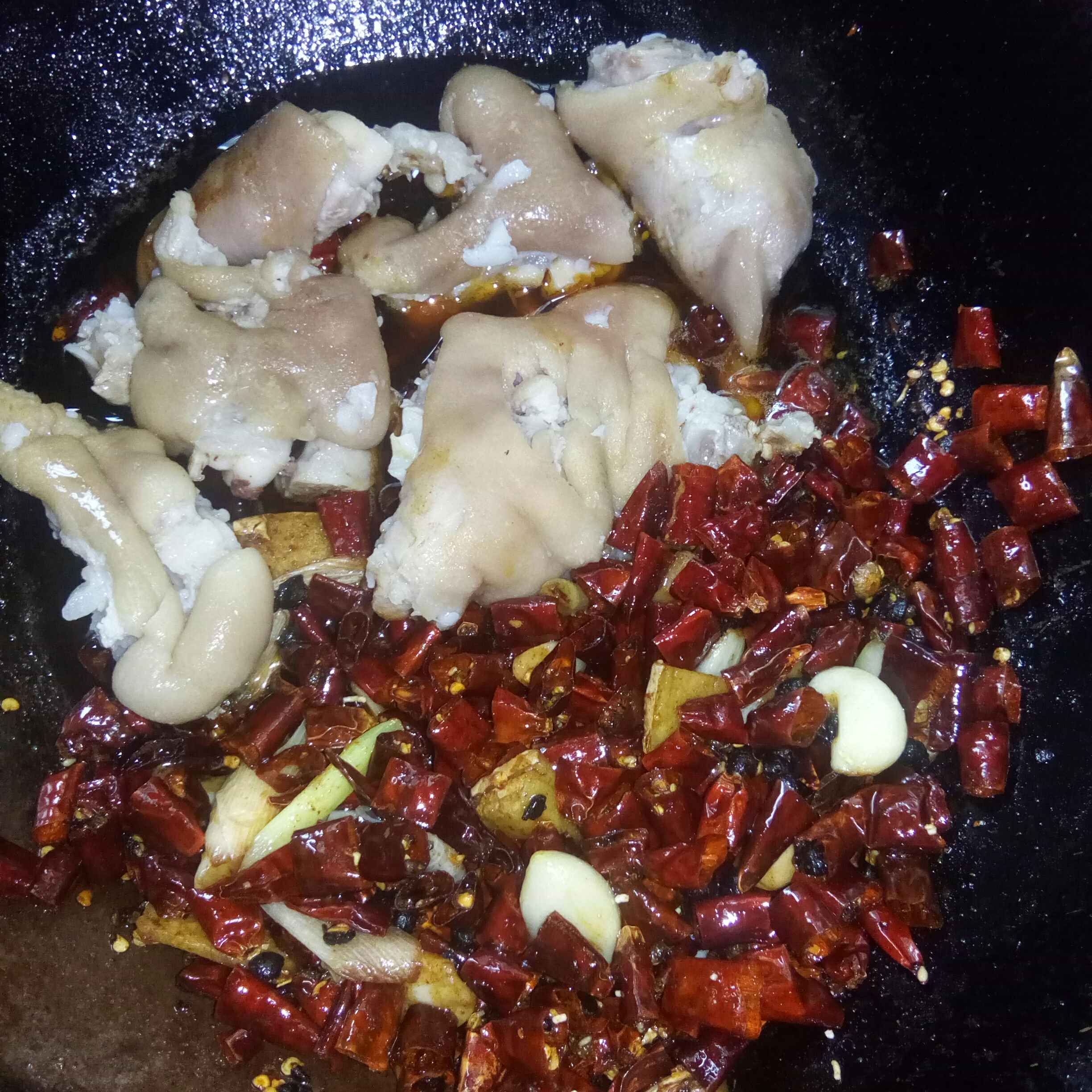 干鍋豬手的做法-香辣味煨菜譜