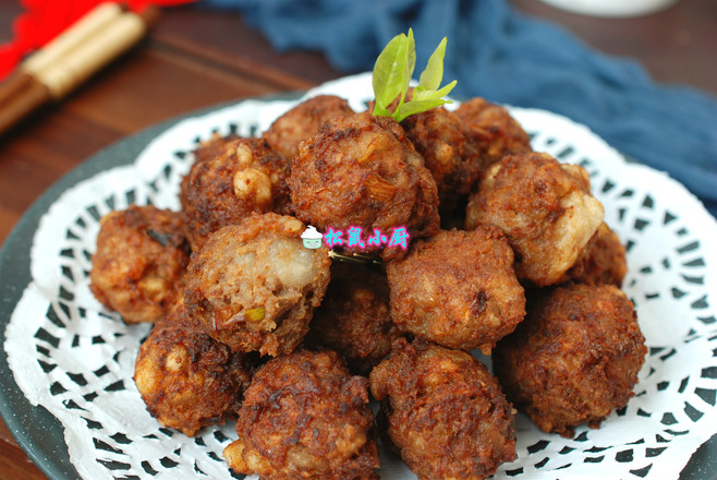 #冬至大如年#一口一個，焦脆鮮香的牛肉丸子的做法-家常味炸菜譜