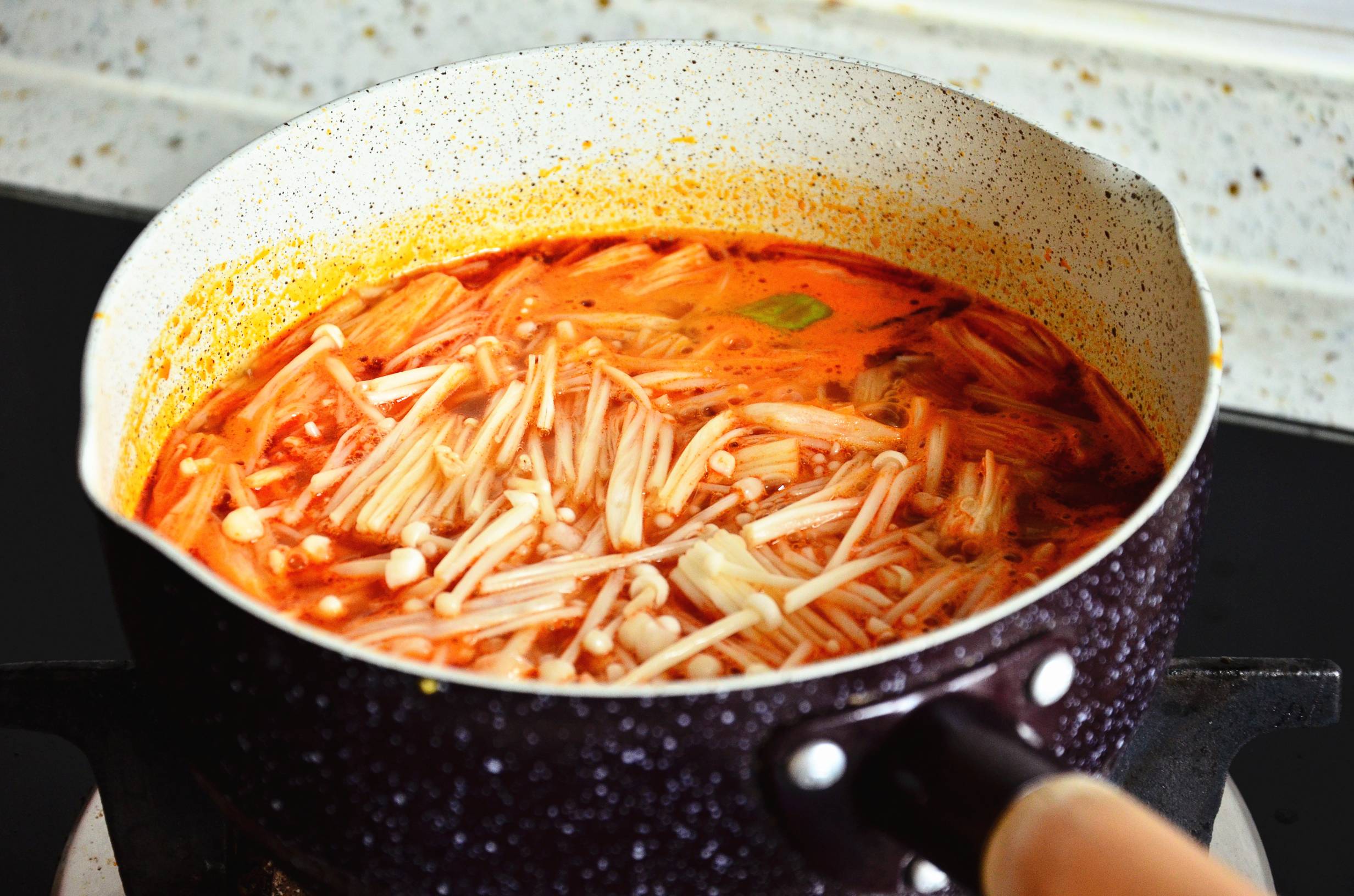 天冷了，來一碗熱騰騰的番茄金針肥牛呀的做法-酸甜味煮菜譜