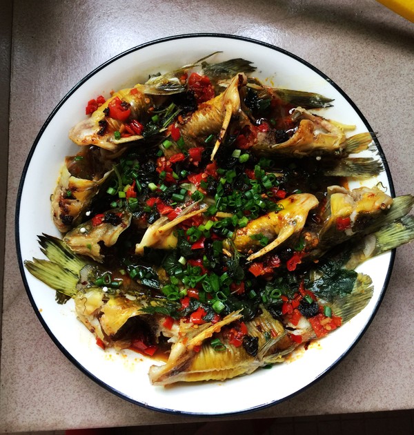 老干媽蒸黃骨魚的做法-香辣味蒸菜譜
