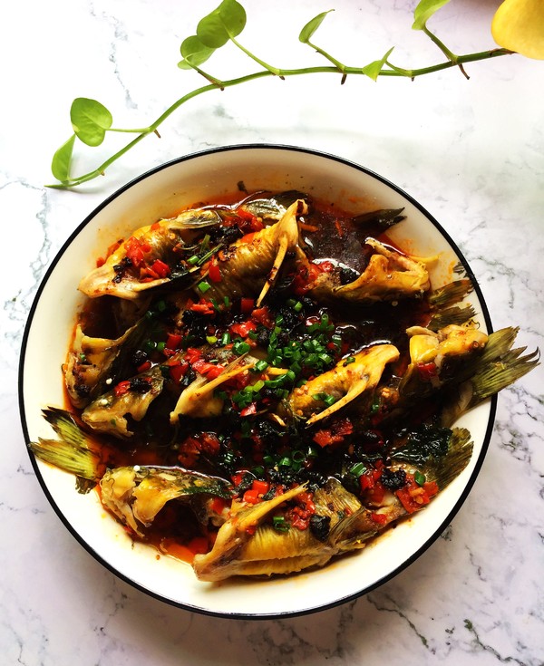 老干媽蒸黃骨魚的做法-香辣味蒸菜譜