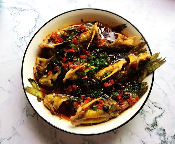 老干媽蒸黃骨魚的做法-香辣味蒸菜譜