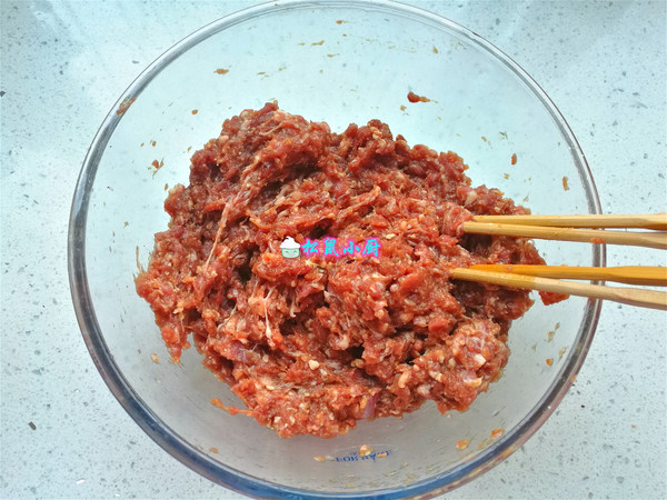 #冬至大如年#一口一個，焦脆鮮香的牛肉丸子的做法-家常味炸菜譜