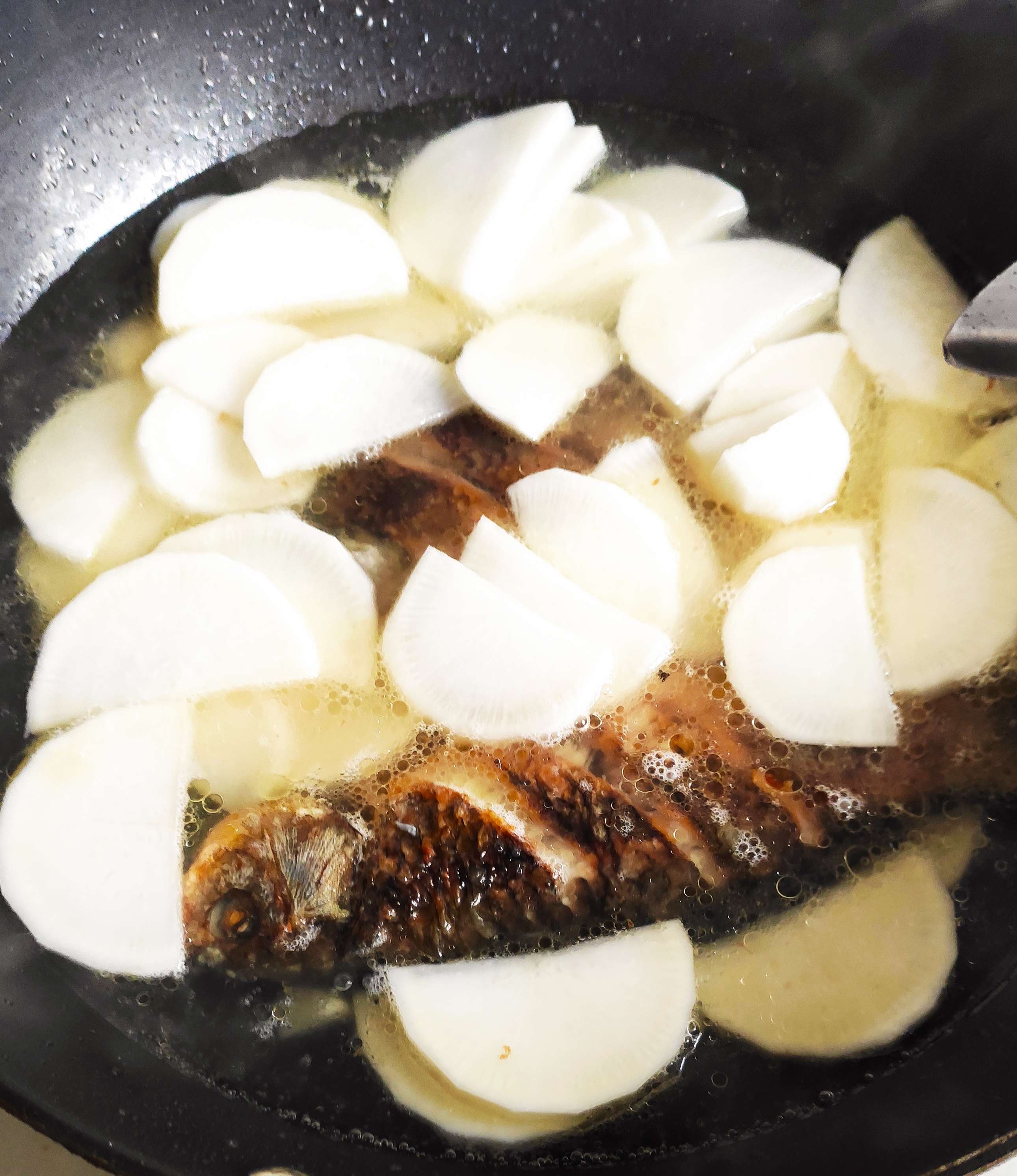 超鮮超美味的鯽魚蘿卜湯的做法-家常味煮菜譜