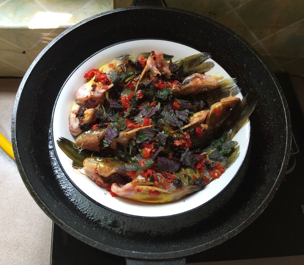 老干媽蒸黃骨魚的做法-香辣味蒸菜譜