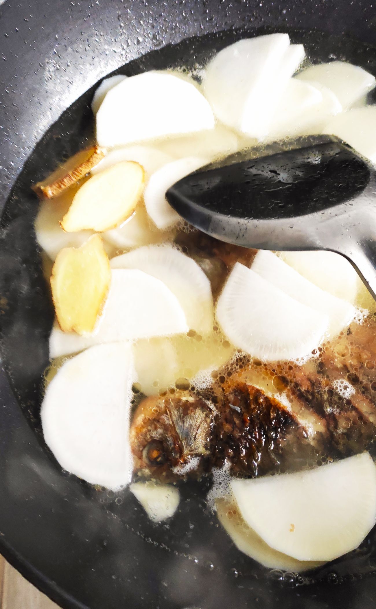 超鮮超美味的鯽魚蘿卜湯的做法-家常味煮菜譜