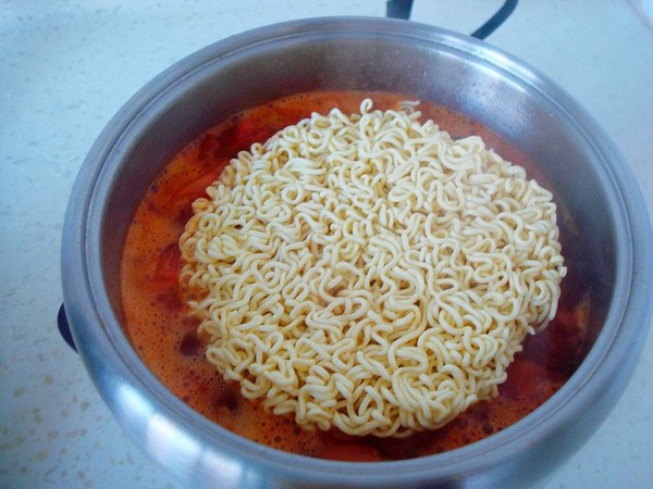 茄汁煎蛋泡面的做法-茄汁味煮菜譜
