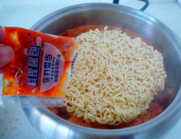 茄汁煎蛋泡面的做法-茄汁味煮菜譜