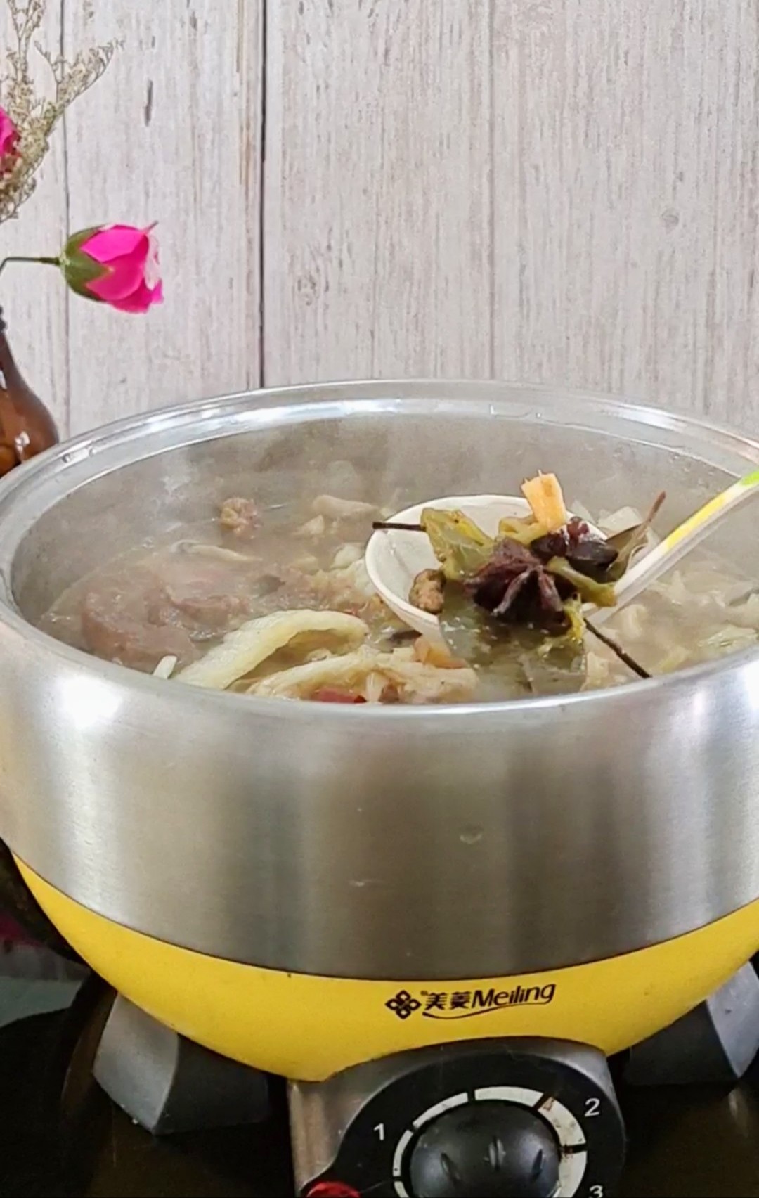 最家常的冬季暖鍋，百吃不厭~白菜粉條牛肉鍋的做法-咸鮮味煮菜譜