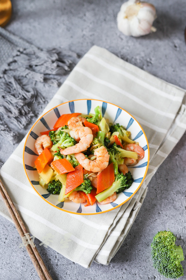 西藍(lán)花炒蝦仁的做法-家常味炒菜譜