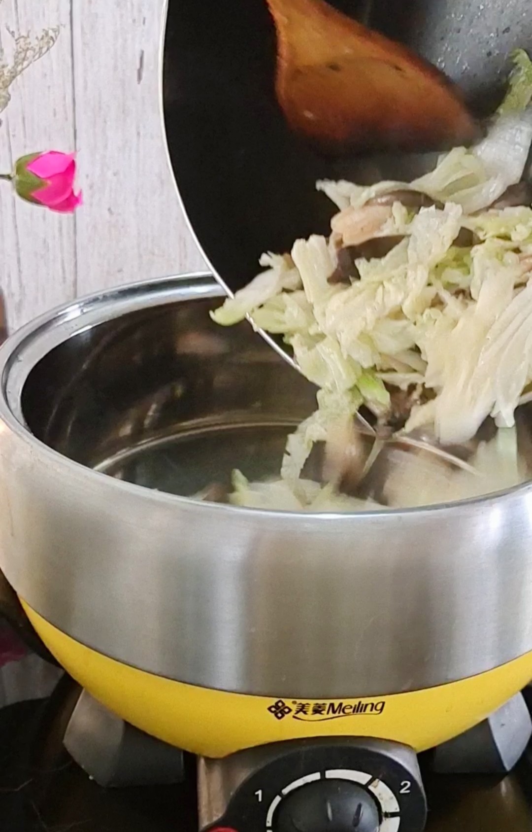 最家常的冬季暖鍋，百吃不厭~白菜粉條牛肉鍋的做法-咸鮮味煮菜譜