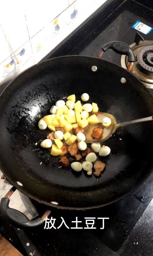 鵪鶉蛋與土豆碰撞的感覺的做法-醬香味燒菜譜