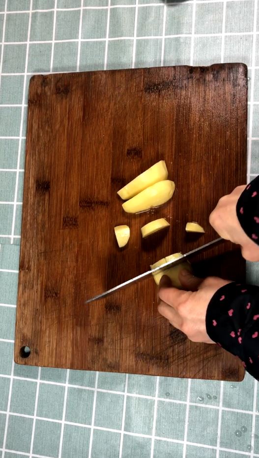 鵪鶉蛋與土豆碰撞的感覺的做法-醬香味燒菜譜