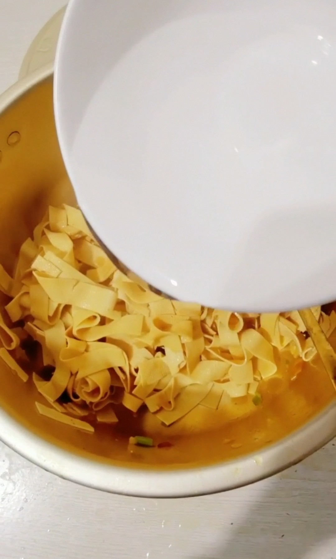 干豆腐炒韭菜的做法-咸鮮味炒菜譜-易網健康養生網 干豆腐炒韭菜的做法-咸鮮味炒菜譜