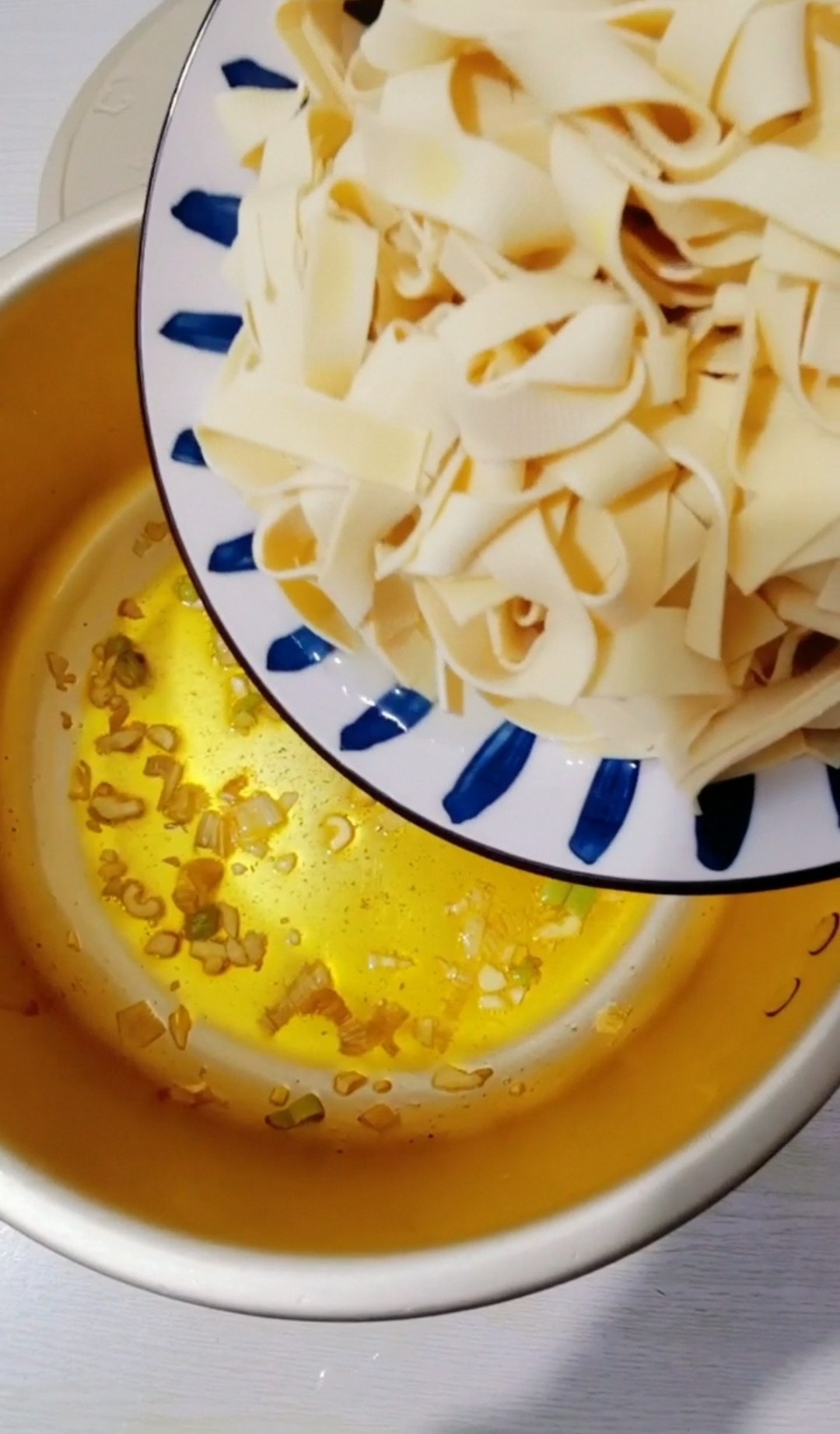 干豆腐炒韭菜的做法-咸鮮味炒菜譜-易網健康養生網 干豆腐炒韭菜的做法-咸鮮味炒菜譜