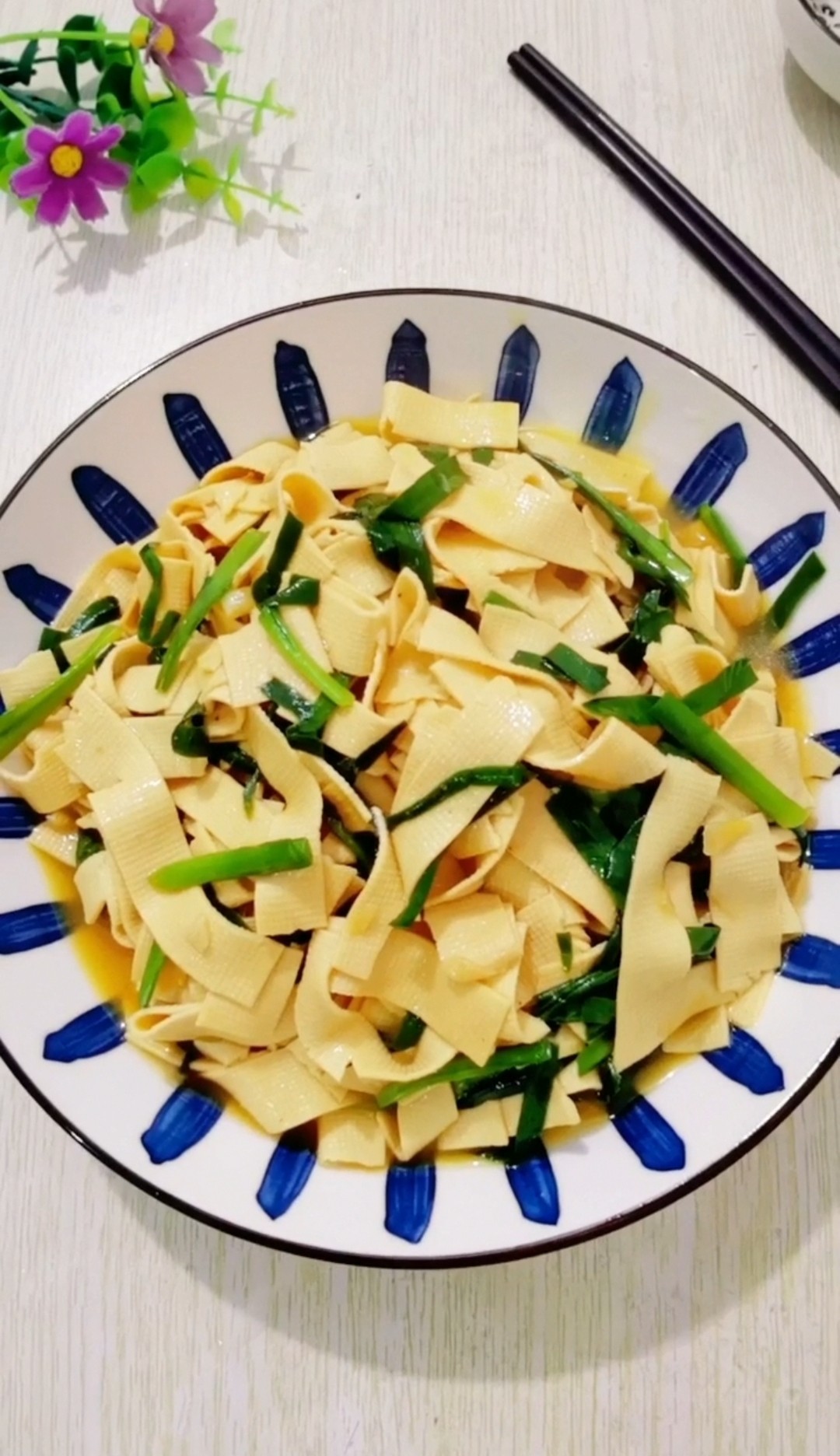 干豆腐炒韭菜的做法-咸鮮味炒菜譜-易網健康養生網 干豆腐炒韭菜的做法-咸鮮味炒菜譜