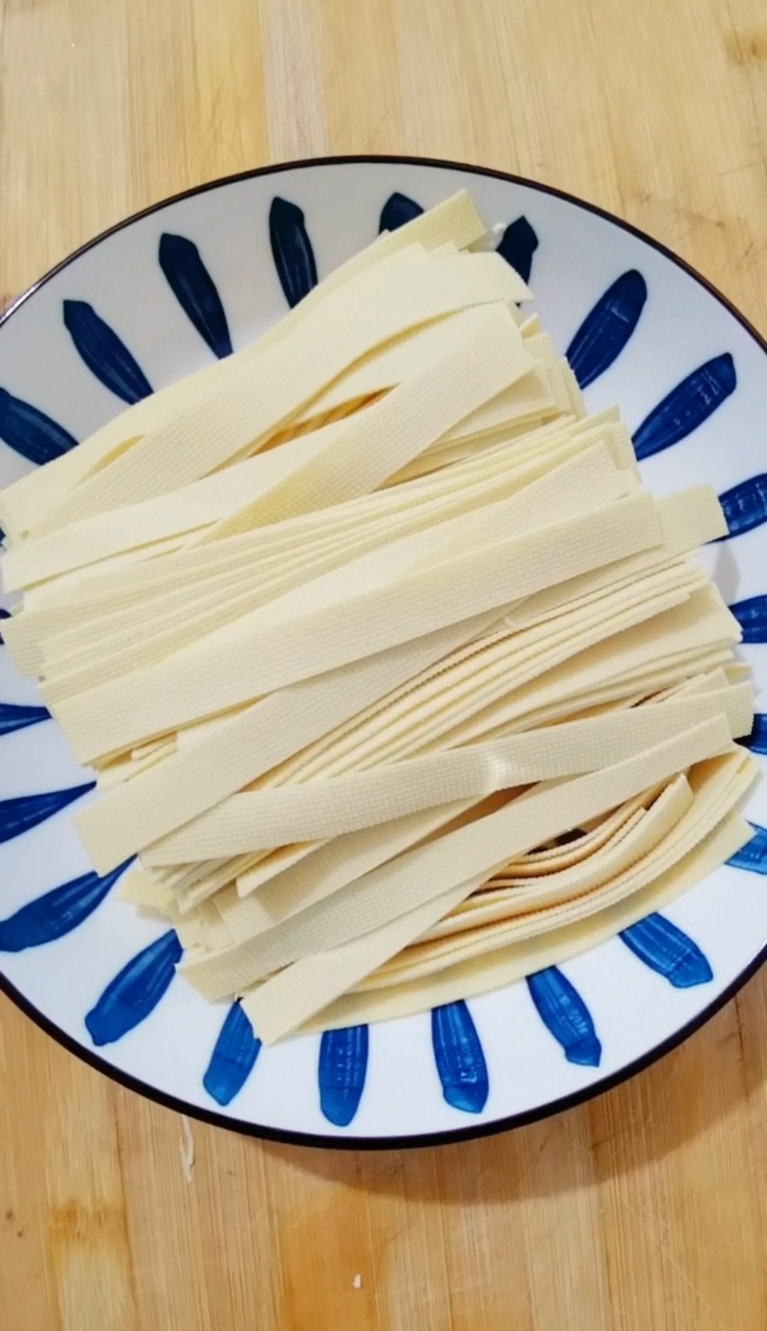 干豆腐炒韭菜的做法-咸鮮味炒菜譜-易網<a href=http://www.gyfww.com/ target=_blank class=infotextkey>健康養生</a>網 干豆腐炒韭菜的做法-咸鮮味炒菜譜