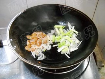 干鍋手撕包菜的做法-家常味干鍋菜譜-易網(wǎng)健康養(yǎng)生網(wǎng) 干鍋手撕包菜的做法-家常味干鍋菜譜