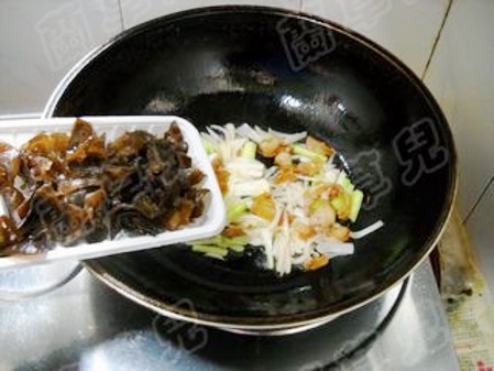 干鍋手撕包菜的做法-家常味干鍋菜譜-易網(wǎng)健康養(yǎng)生網(wǎng) 干鍋手撕包菜的做法-家常味干鍋菜譜