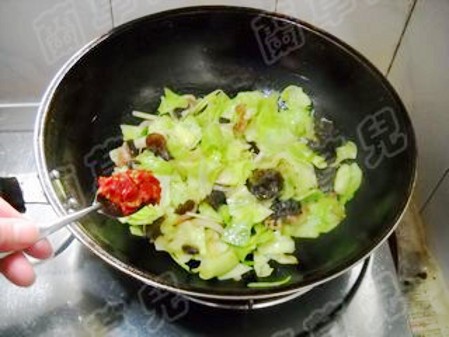干鍋手撕包菜的做法-家常味干鍋菜譜-易網(wǎng)健康養(yǎng)生網(wǎng) 干鍋手撕包菜的做法-家常味干鍋菜譜