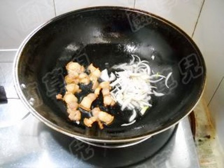 干鍋手撕包菜的做法-家常味干鍋菜譜-易網(wǎng)健康養(yǎng)生網(wǎng) 干鍋手撕包菜的做法-家常味干鍋菜譜