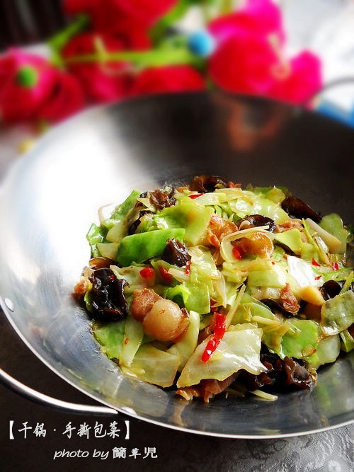 干鍋手撕包菜的做法-家常味干鍋菜譜-易網(wǎng)健康養(yǎng)生網(wǎng) 干鍋手撕包菜的做法-家常味干鍋菜譜