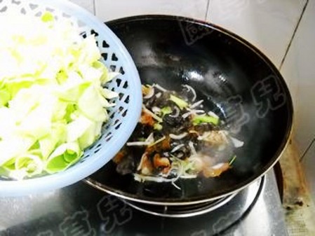 干鍋手撕包菜的做法-家常味干鍋菜譜-易網(wǎng)健康養(yǎng)生網(wǎng) 干鍋手撕包菜的做法-家常味干鍋菜譜